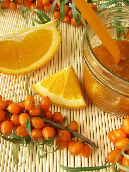 Джем з фруктами обліпихи та апельсинів — стокове фото