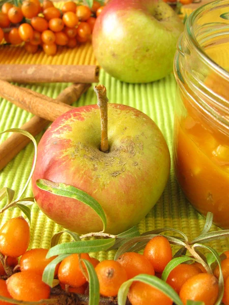 Džem z plodů rakytníku, jablka a skořice — Stock fotografie
