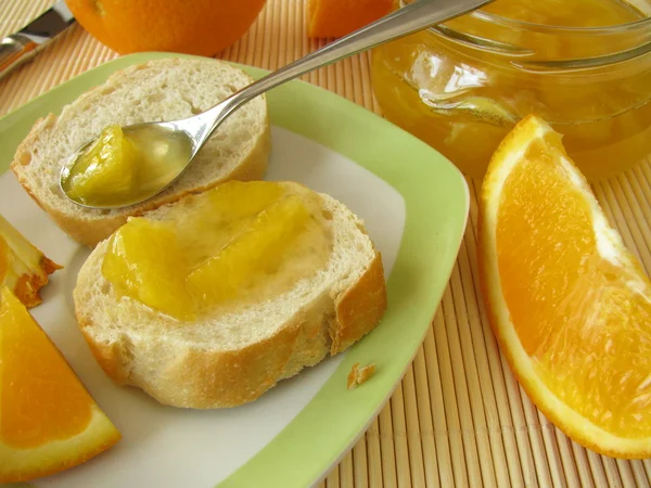 Orangenmarmelade auf Baguette — Stockfoto