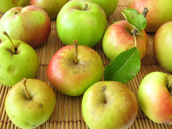 Яблука з лугового саду — стокове фото