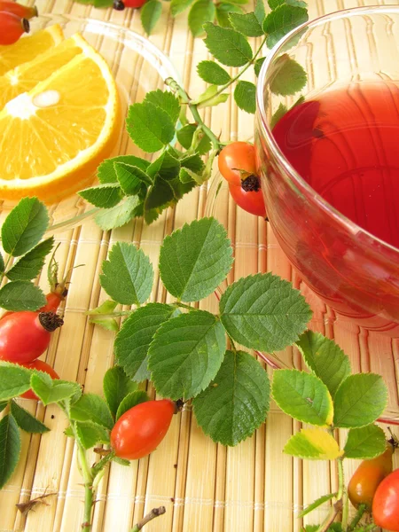 Фруктовий чай з рожевими стегнами та апельсинами — стокове фото
