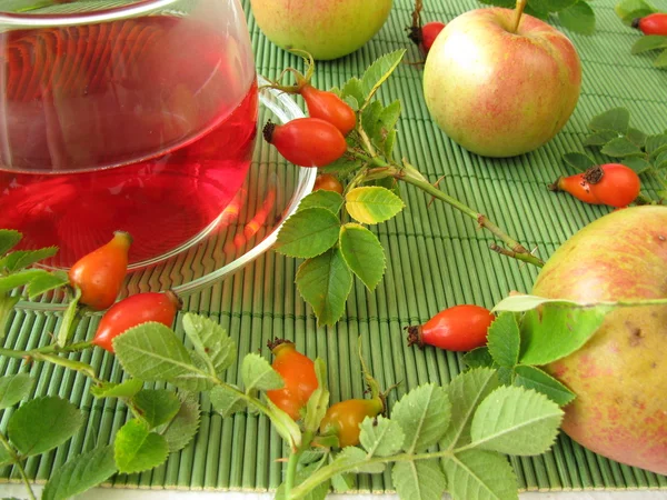 Fruit thee met rose heupen en appels — Stockfoto