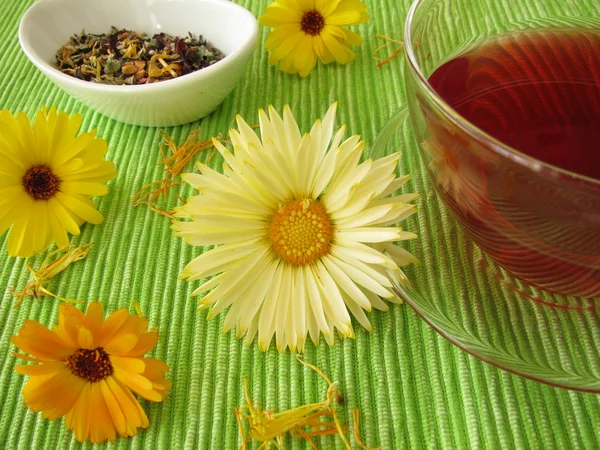 Fruit thee met bloemen van Tagetes — Stockfoto