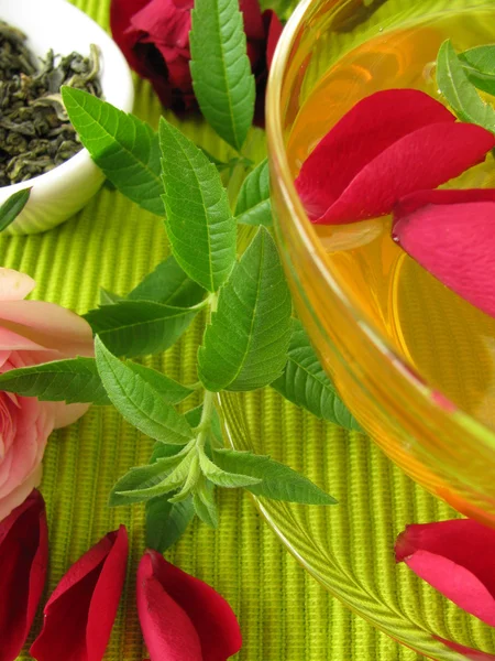 Green tea with rose flowers and lemon verbena — Stock Photo, Image