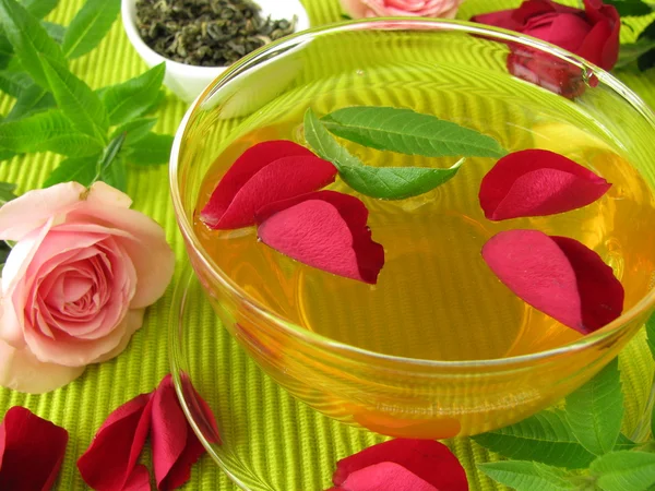 Tè verde con fiori di rosa e verbena al limone — Foto Stock