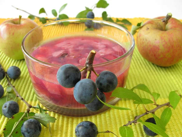 Sylt med slånbär frukter och äpplen — Stockfoto