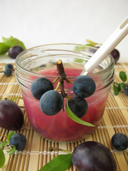 Marmelade mit Schlehenfrüchten und Pflaumen — Stockfoto