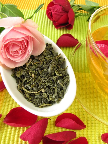 Зеленый чай с цветами роз — стоковое фото