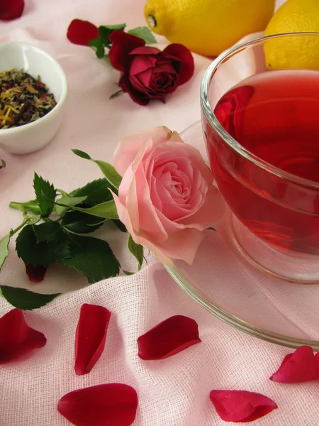 Τσάι φρούτων με τα ροδαλά λουλούδια — Φωτογραφία Αρχείου
