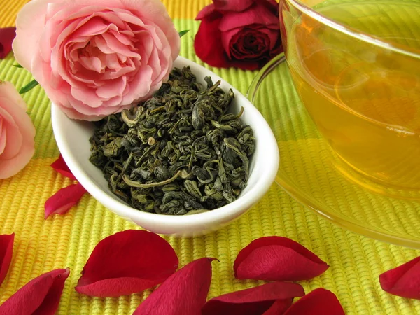 Green tea with rose flowers — Stock Photo, Image
