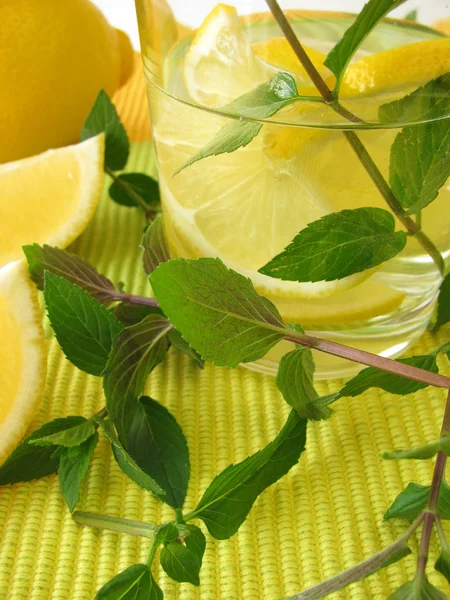 Lemoniada z cytryna i mięta pieprzowa — Zdjęcie stockowe