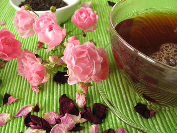 Black tea with rose flowers — Stock Photo, Image