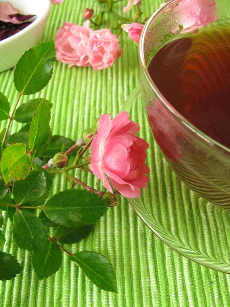 Chá preto com flores de rosa — Fotografia de Stock