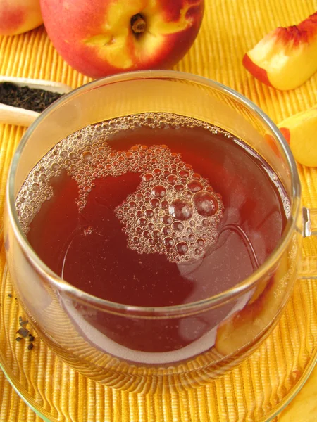 Svart te med persika och nektarin — Stockfoto