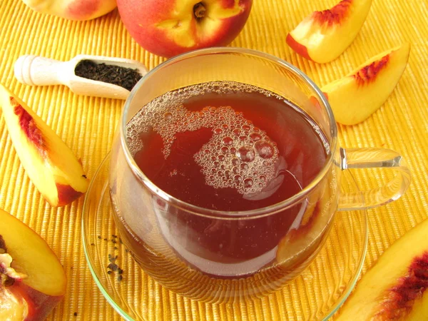 Black tea with peach and nectarine — Stock Photo, Image