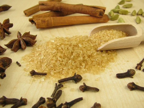 Bruine ruwe rietsuiker en specerijen voor het bakken — Stockfoto