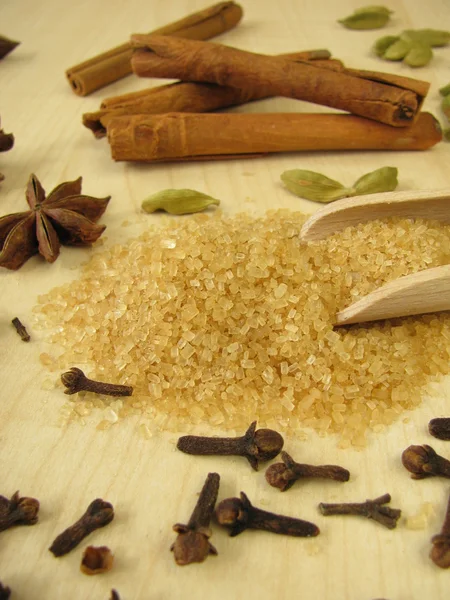 Açúcar de cana em bruto castanho e especiarias para assar — Fotografia de Stock