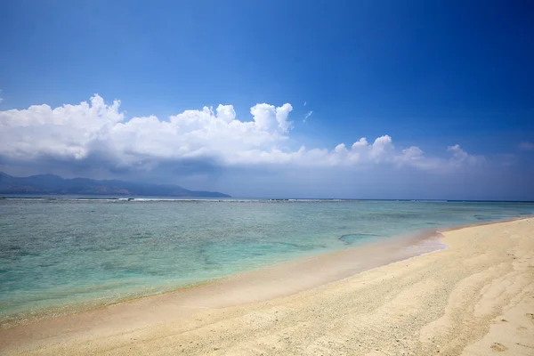 Sand och coral beach — Stockfoto