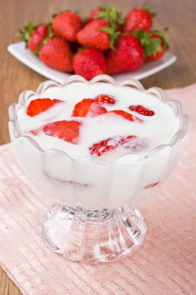 Färsk yoghurt och mogen jordgubbe — Stockfoto