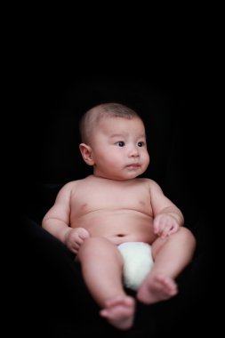 siyah arka plan ile şirin bebek