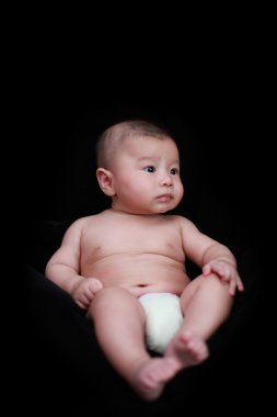 siyah arka plan ile şirin bebek
