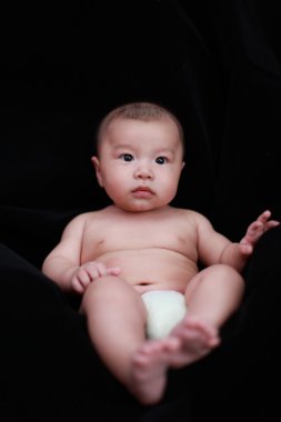siyah arka plan ile şirin bebek