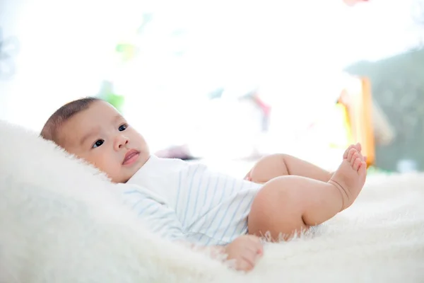 Porträtt av söt baby — Stockfoto