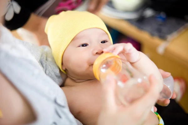 Madre alimentar leche a su bebé —  Fotos de Stock