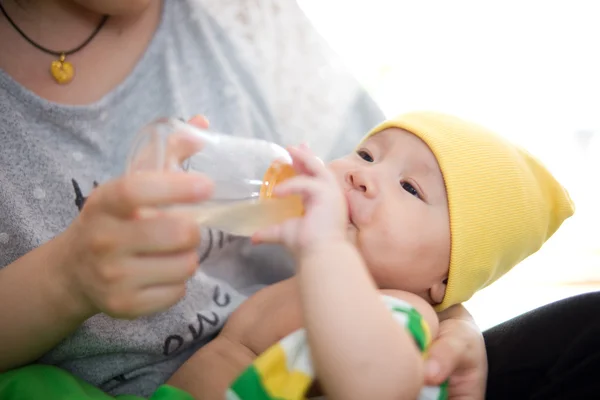 Mãe alimenta leite para seu bebê — Fotografia de Stock