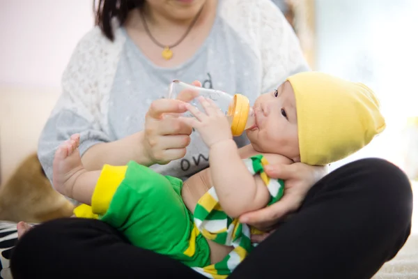 Mãe alimenta leite para seu bebê — Fotografia de Stock