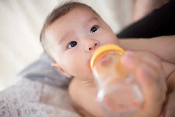 Matka krmení mléko pro své dítě — Stock fotografie