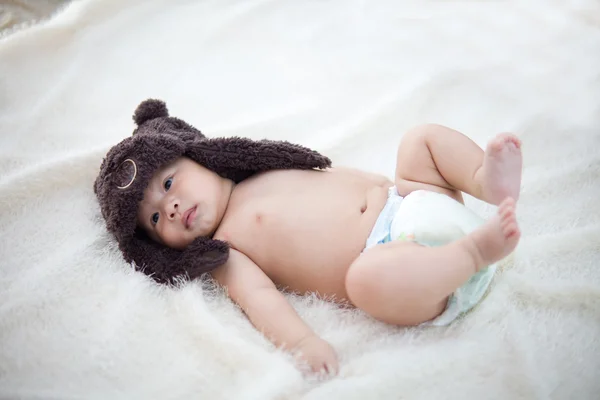 Lindo bebé en la cama — Foto de Stock