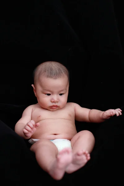 Söt baby med svart bakgrund — Stockfoto
