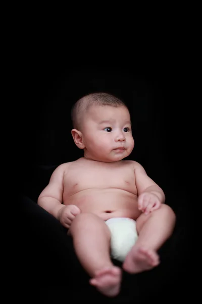 Söt baby med svart bakgrund — Stockfoto