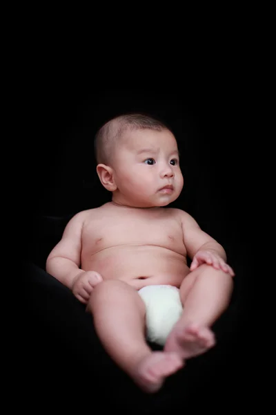 Niedliches Baby mit schwarzem Hintergrund — Stockfoto