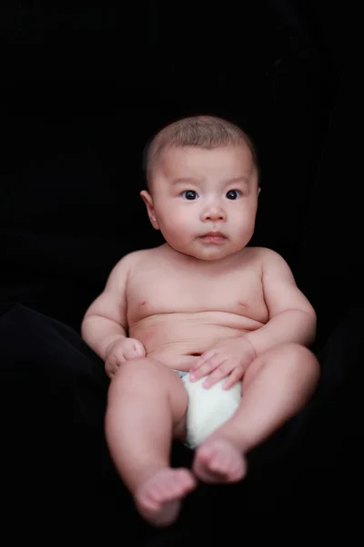 검은 배경으로 귀여운 아기 — 스톡 사진