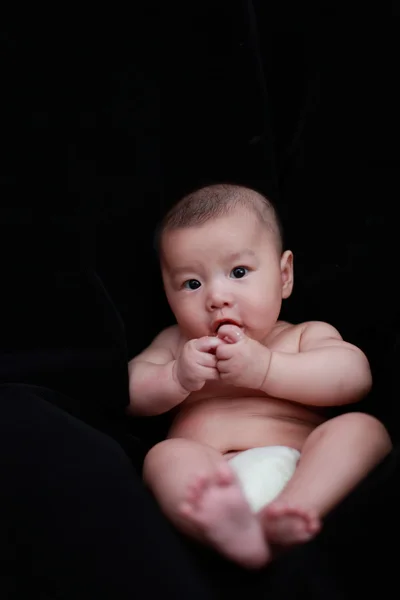 Bebê bonito com fundo preto — Fotografia de Stock