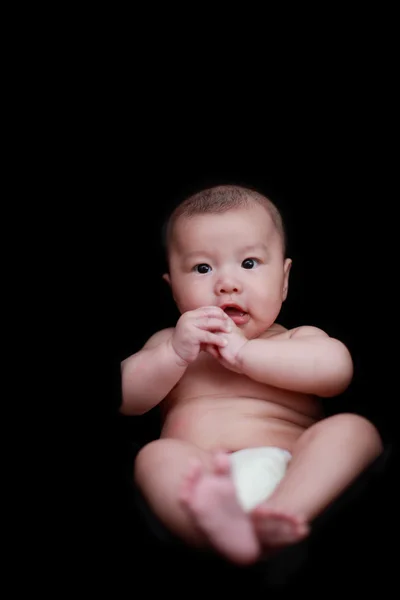 Lindo bebé con fondo negro — Foto de Stock