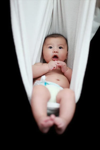 Nacktes Baby schlafend in weißen Hängemattenschlingen, isoliert auf schwarzem Hintergrund. — Stockfoto