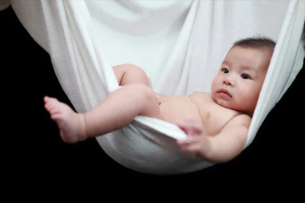 Голі дитину спати білий гамак підвісці, ізольовані на чорному тлі. — стокове фото