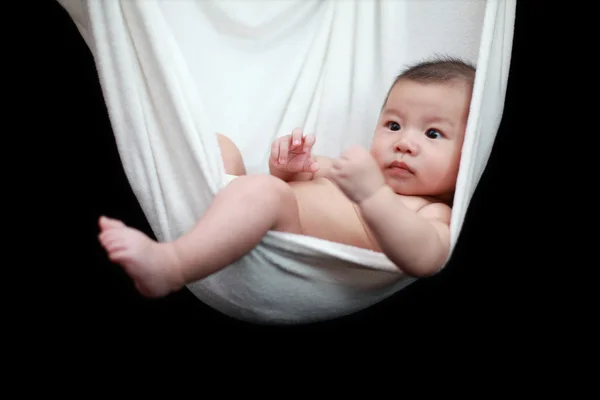 Bebê nu dormindo em White Hammock Sling, isolado em um fundo preto . — Fotografia de Stock