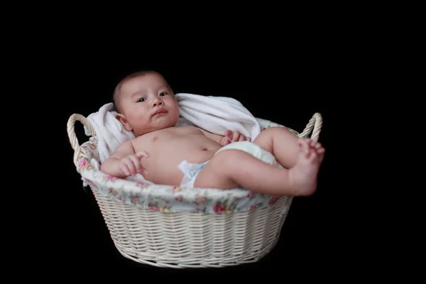 Lindo bebé en cesta con fondo negro — Foto de Stock