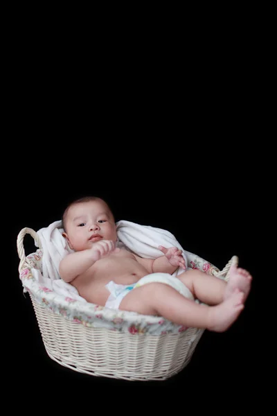 Lindo bebé en cesta con fondo negro —  Fotos de Stock