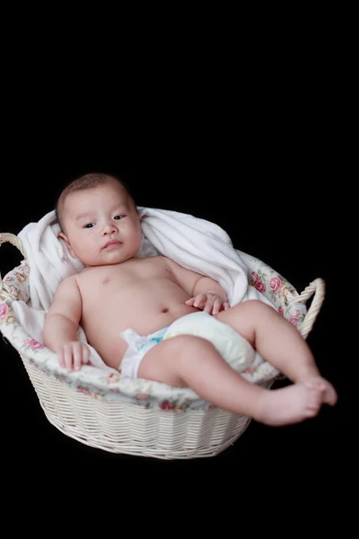 Şirin bebek sepeti siyah arka plan — Stok fotoğraf