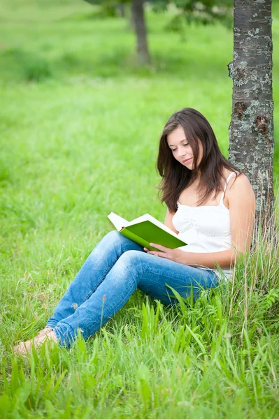 Ritratto all'aperto di un adolescente carino lettura — Foto Stock