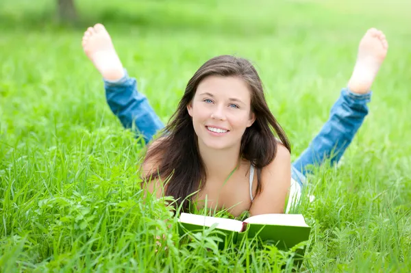 Ritratto all'aperto di un adolescente carino lettura — Foto Stock