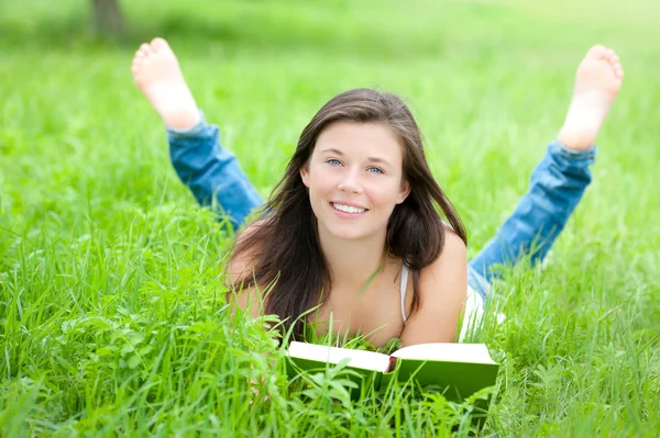 Outdoor portrait of a cute reading teen — Stock Photo, Image