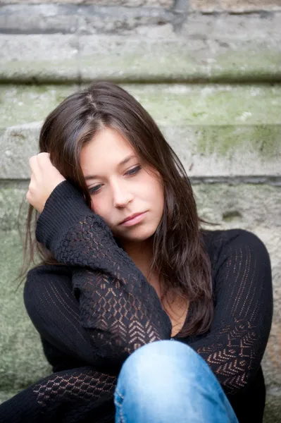 Adolescente chica buscando reflexivo acerca de los problemas — Foto de Stock