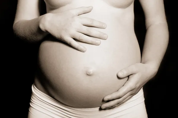Buik van een mooie zwangere vrouw — Stockfoto