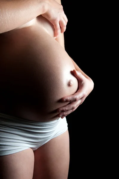 Magen på en vacker gravid kvinna — Stockfoto